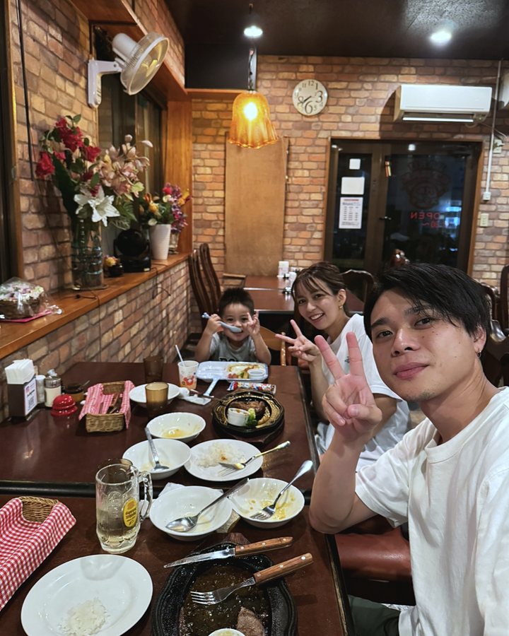夜の店内、ご家族連れ