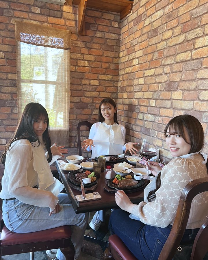 窓際のテーブル席でランチ